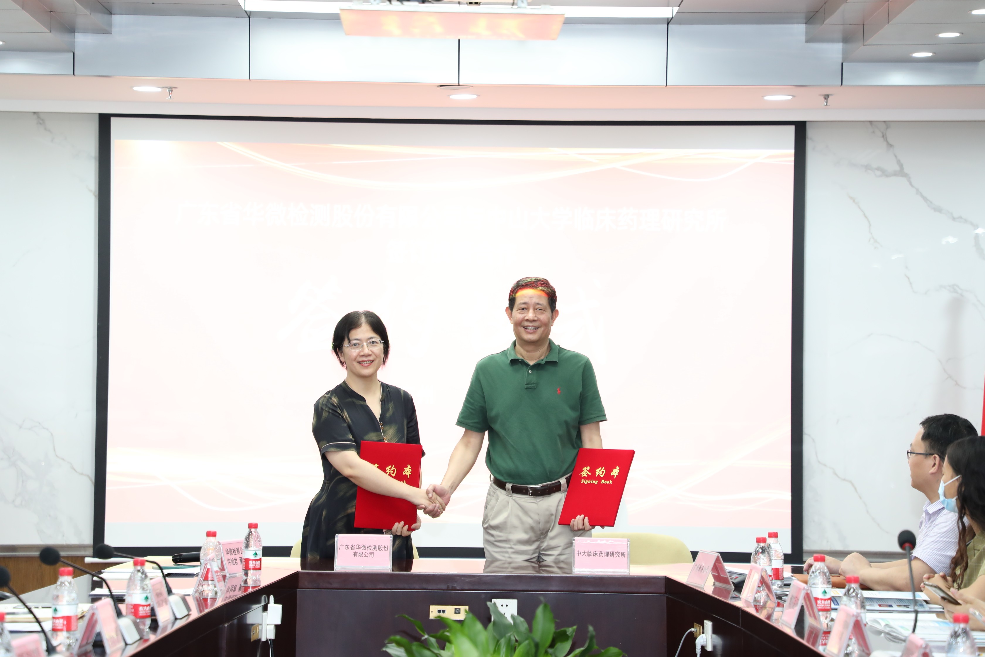 華微董事長許旭君與中大臨床藥理所黃民簽訂戰略合作協議